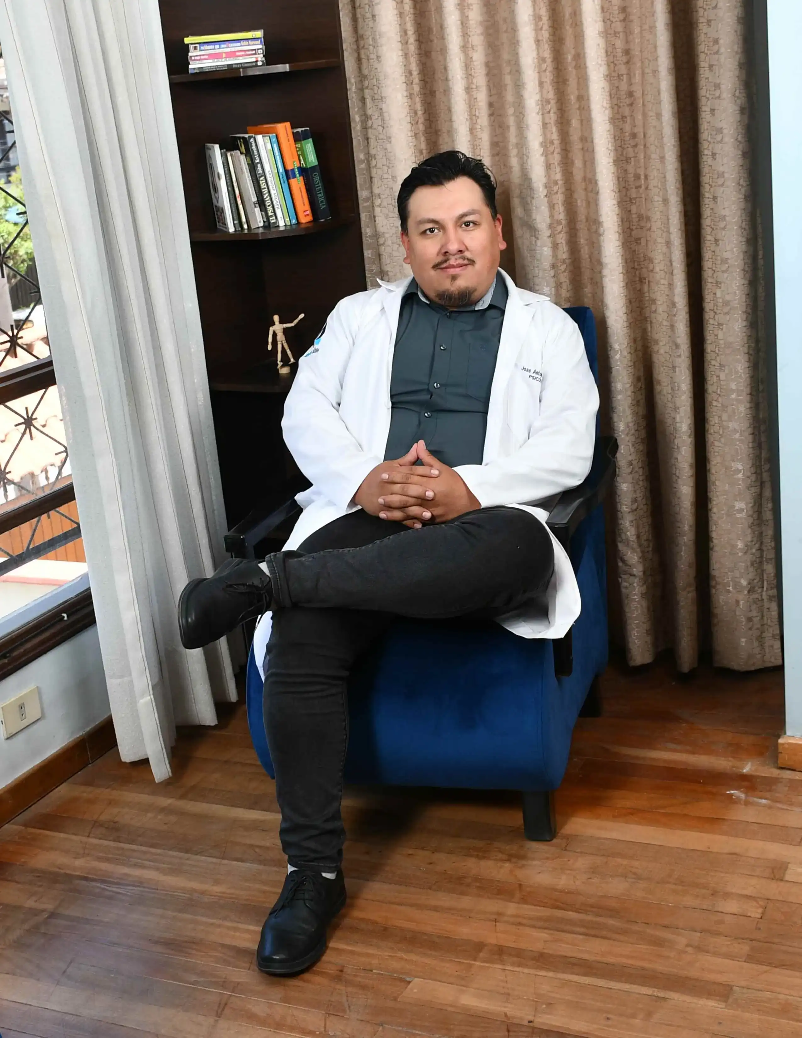 Lic. Antonio Leon en consultorio